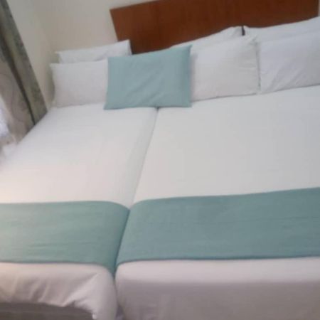 Eros Guest Inn Франсистаун Экстерьер фото